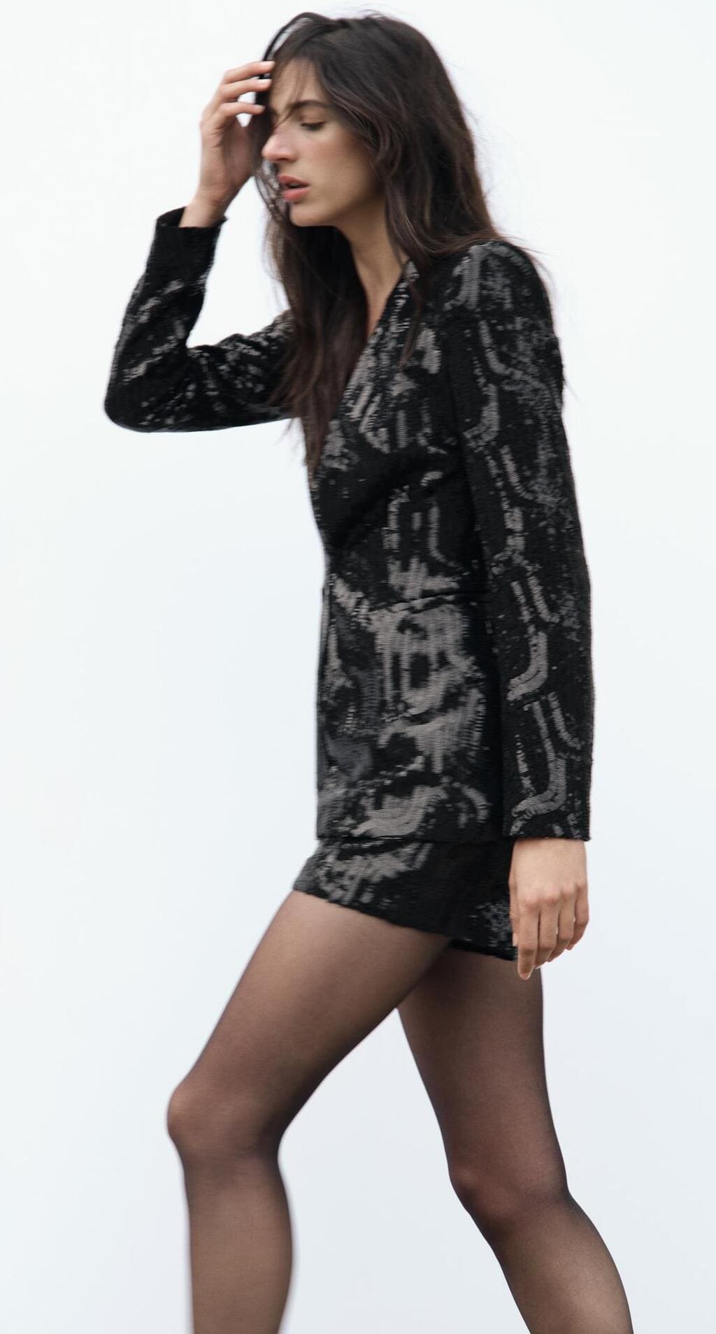 La nueva chaqueta tipo blazer sin solapa con lentejuelas de Zara