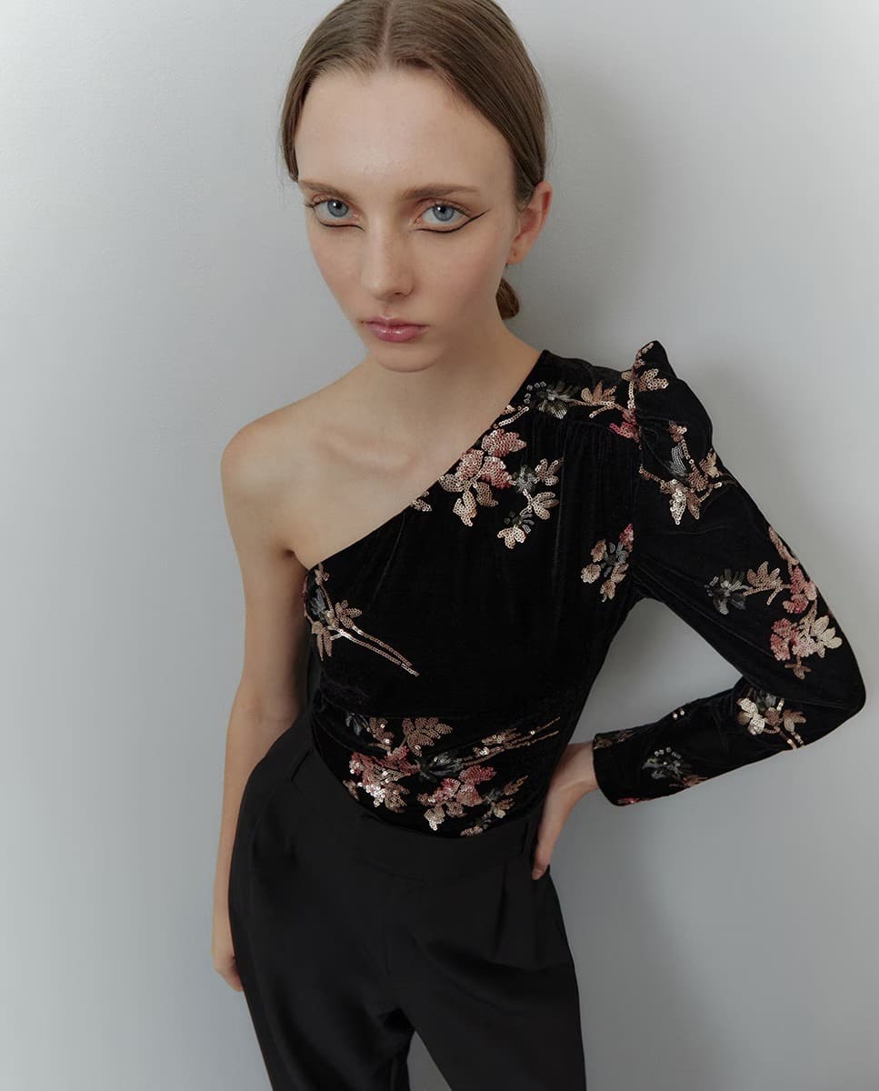 El nuevo top tipo body en terciopelo bordado de Sfera en El Corte Inglés
