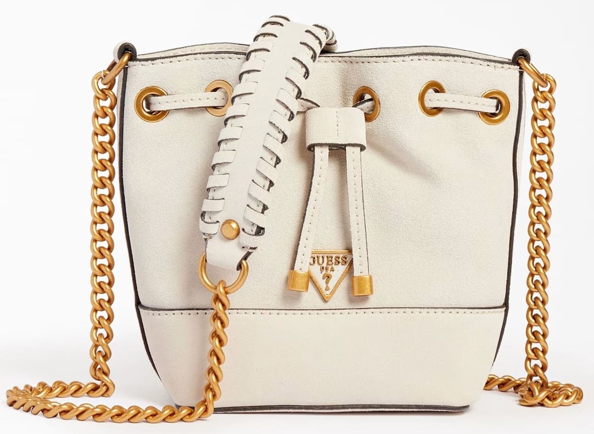 El minibolso cubo kaoma de ante de Guess