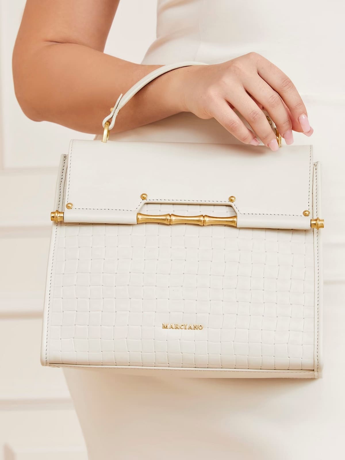 El minibolso de mano Alia de piel de Guess