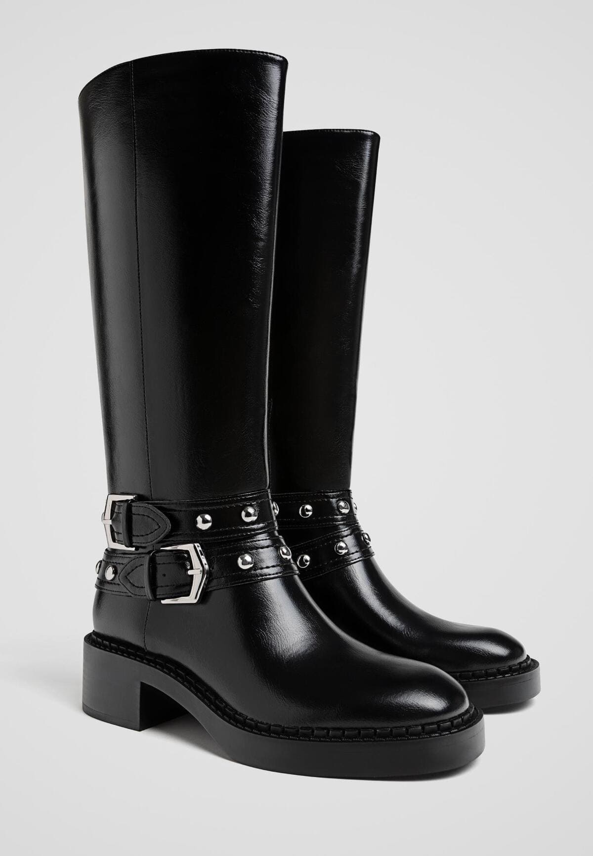 Botas planas con hebilla doble