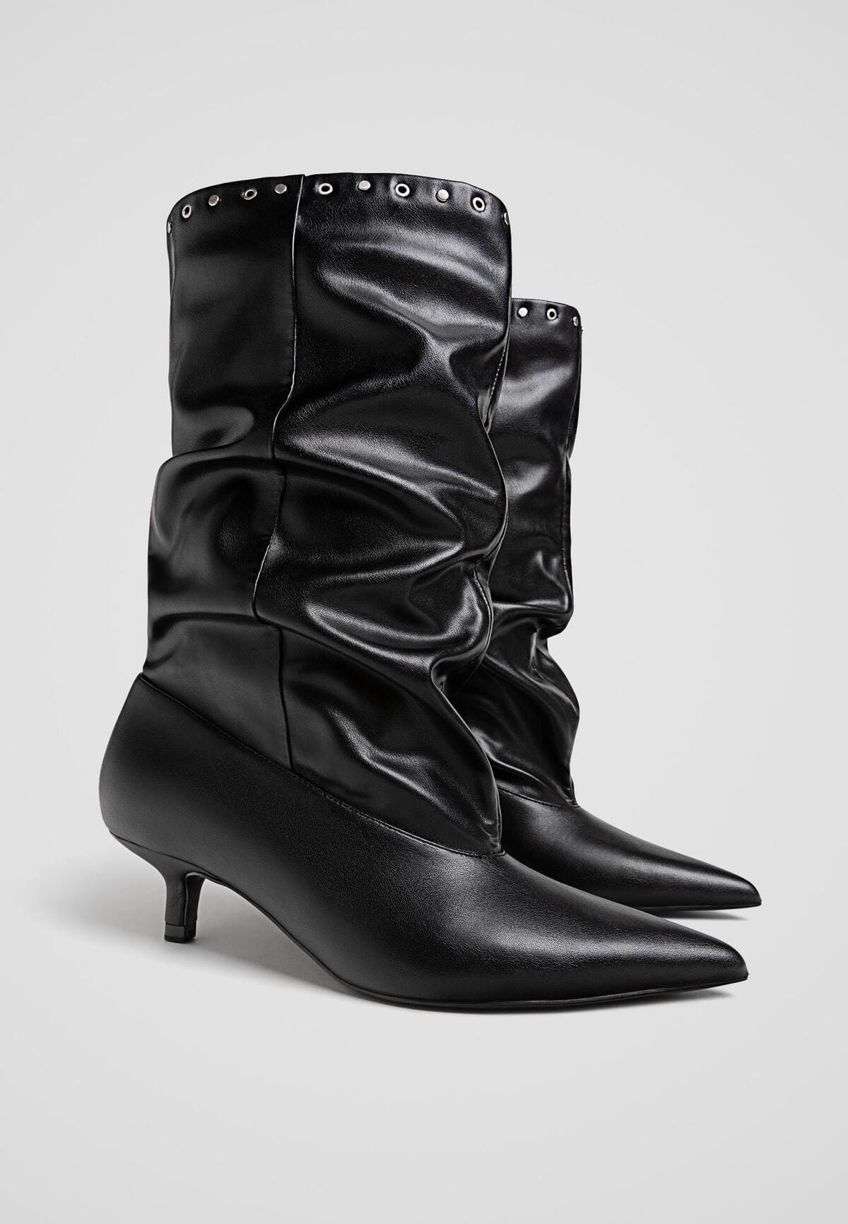 Botas slouchy con tachas decorativas