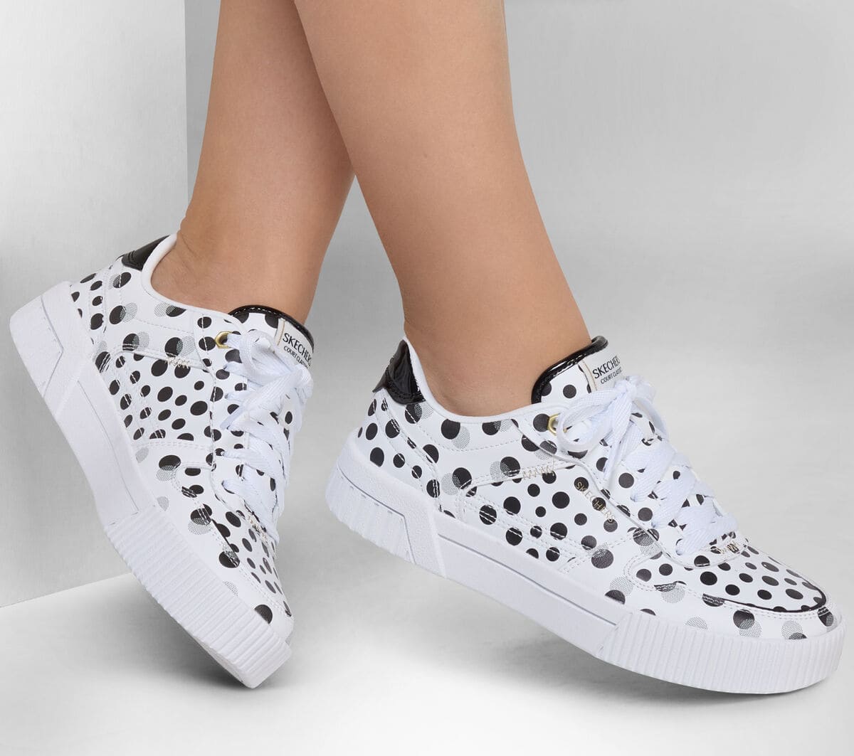 Las zapatillas con lunares Jade - On The Dot en color blanco de Skechers