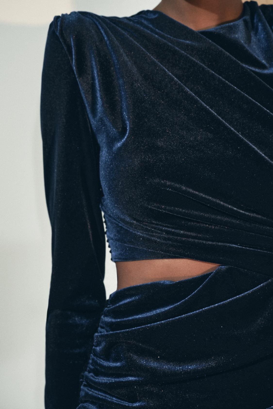 El vestido de terciopelo cut out ZW Collection en color azul marino de Zara