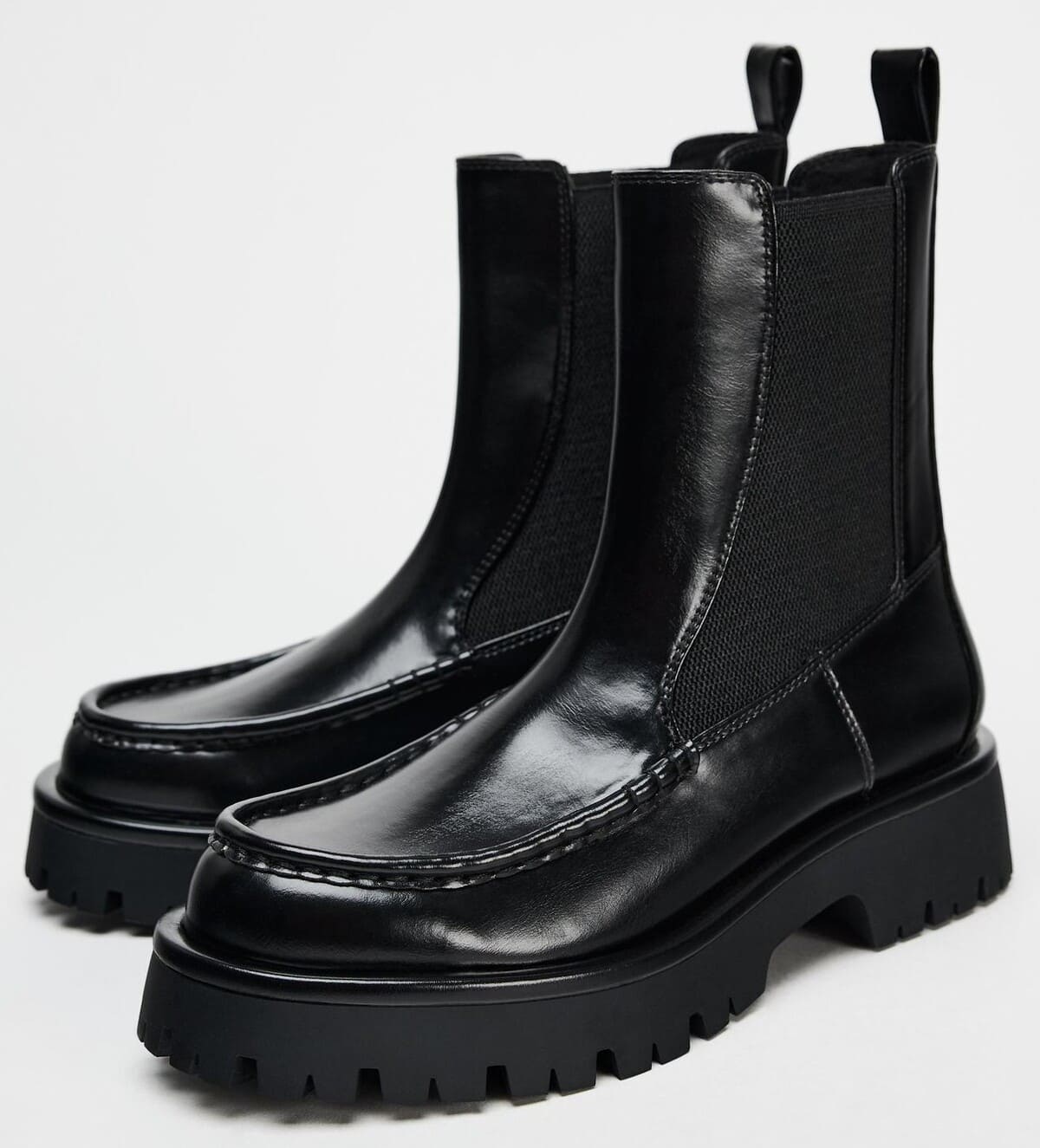 Botín con detalle fruncido