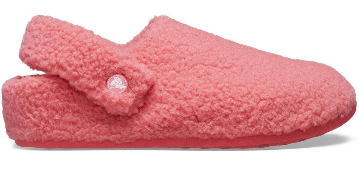 Las nuevas zapatillas de casa Classic Cozzzy Slipper U en color rosa de Crocs