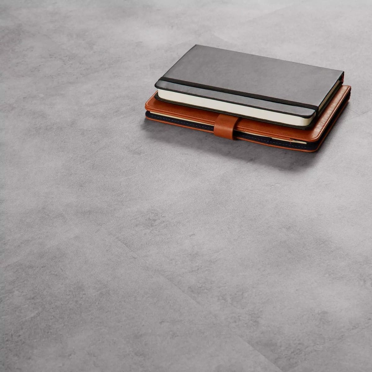 Suelo vinílico autoadhesivo medio Concrete CER515 ARTENS