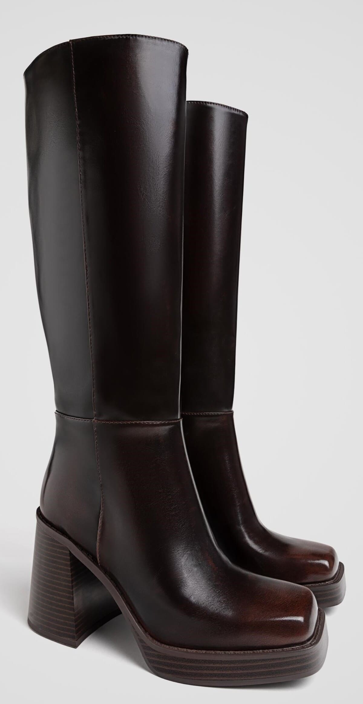 Bota de tacón alto y plataforma