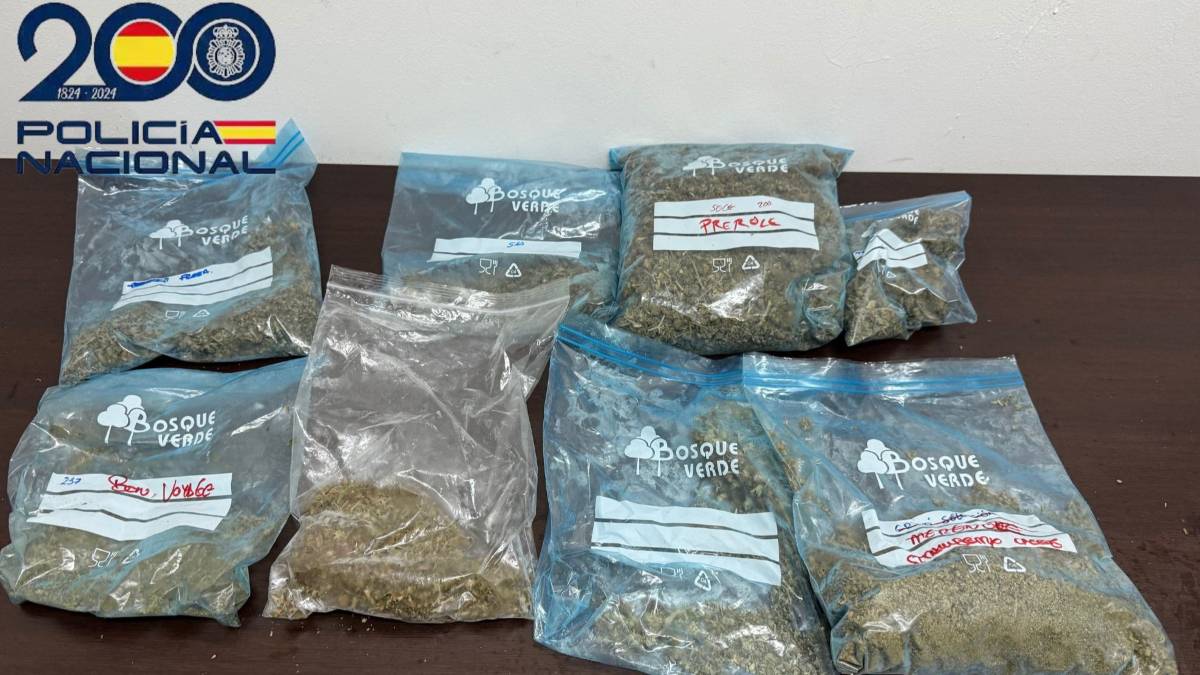 Muestras de los casi cuatro kilos de marihuana y hachís incautados