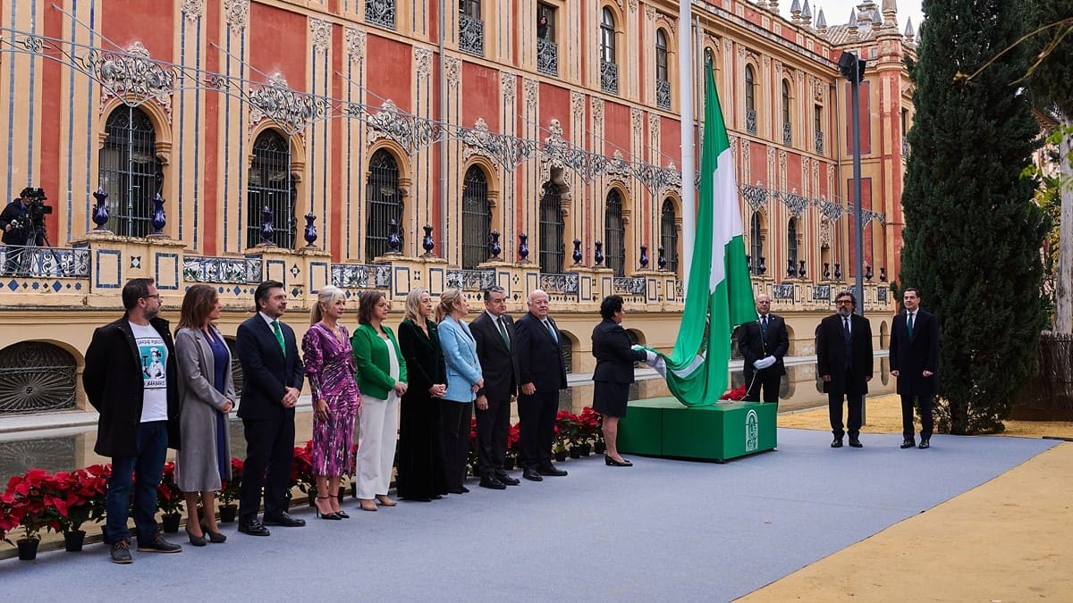 Momento del izado de la bandera | Salvador López Medina