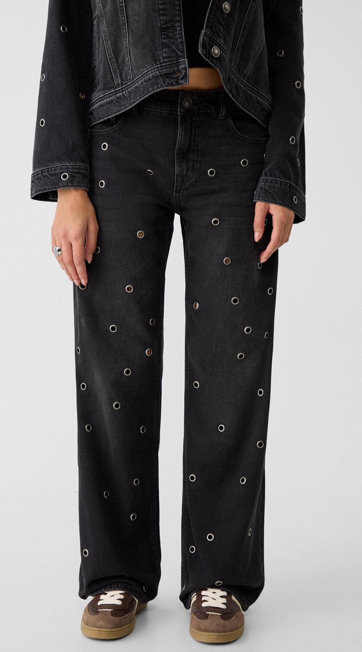 El pantalón tipo jean Low Straight con ojales en color negro de Stradivarius