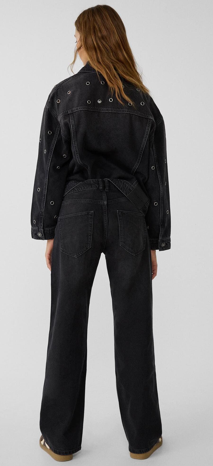 El pantalón tipo jean Low Straight con ojales en color negro de Stradivarius