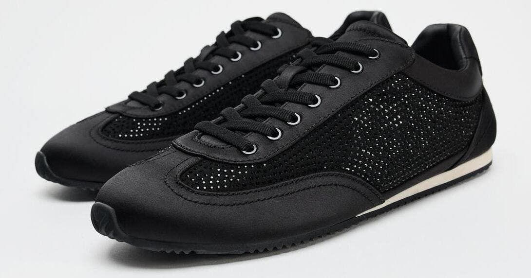 Las zapatillas deportivas con brillos en color negro de Zara