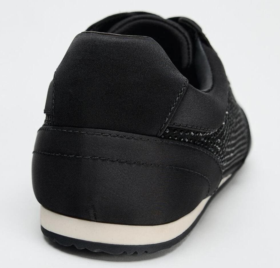 Las zapatillas deportivas con brillos en color negro de Zara