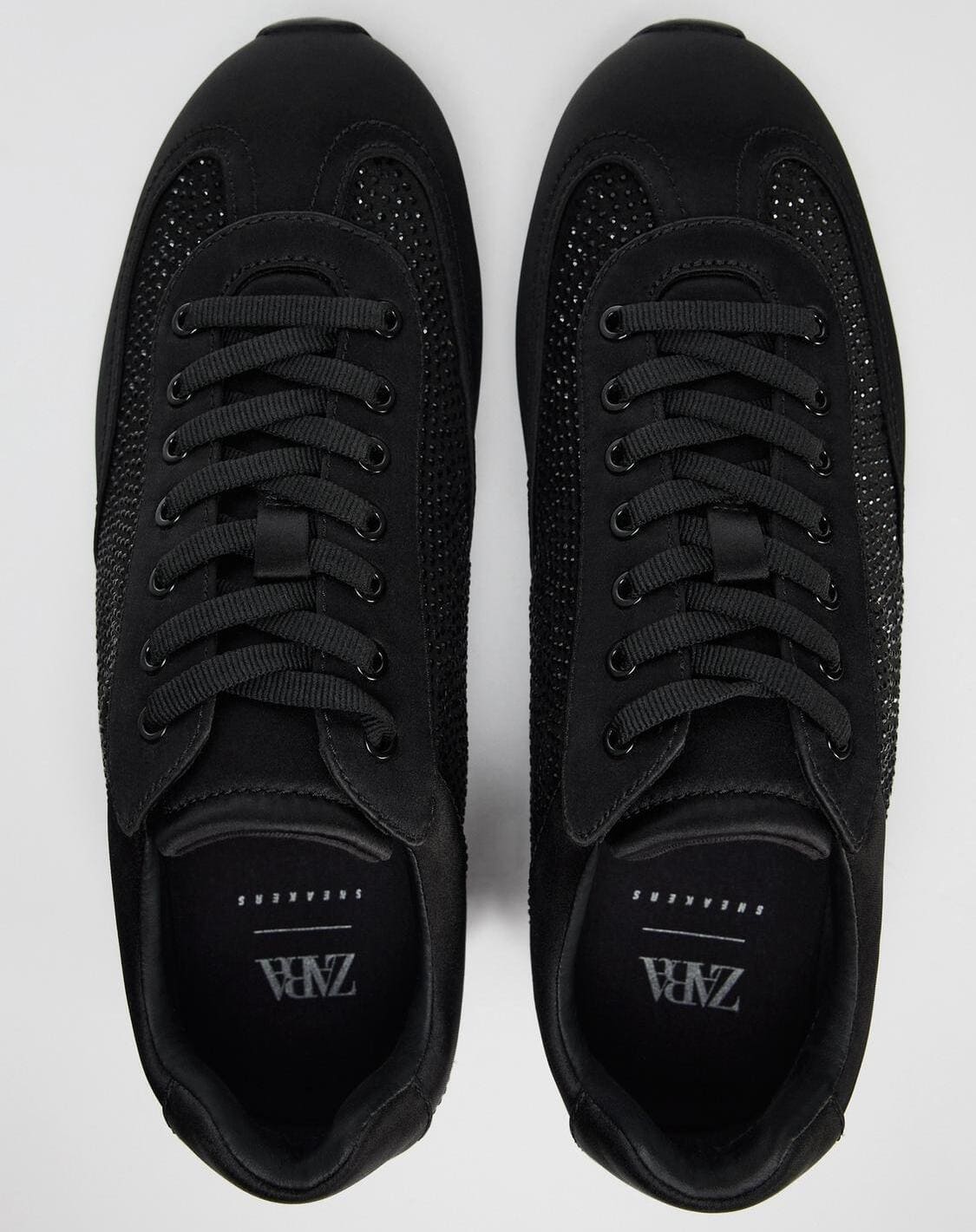 Las zapatillas deportivas con brillos en color negro de Zara-e5