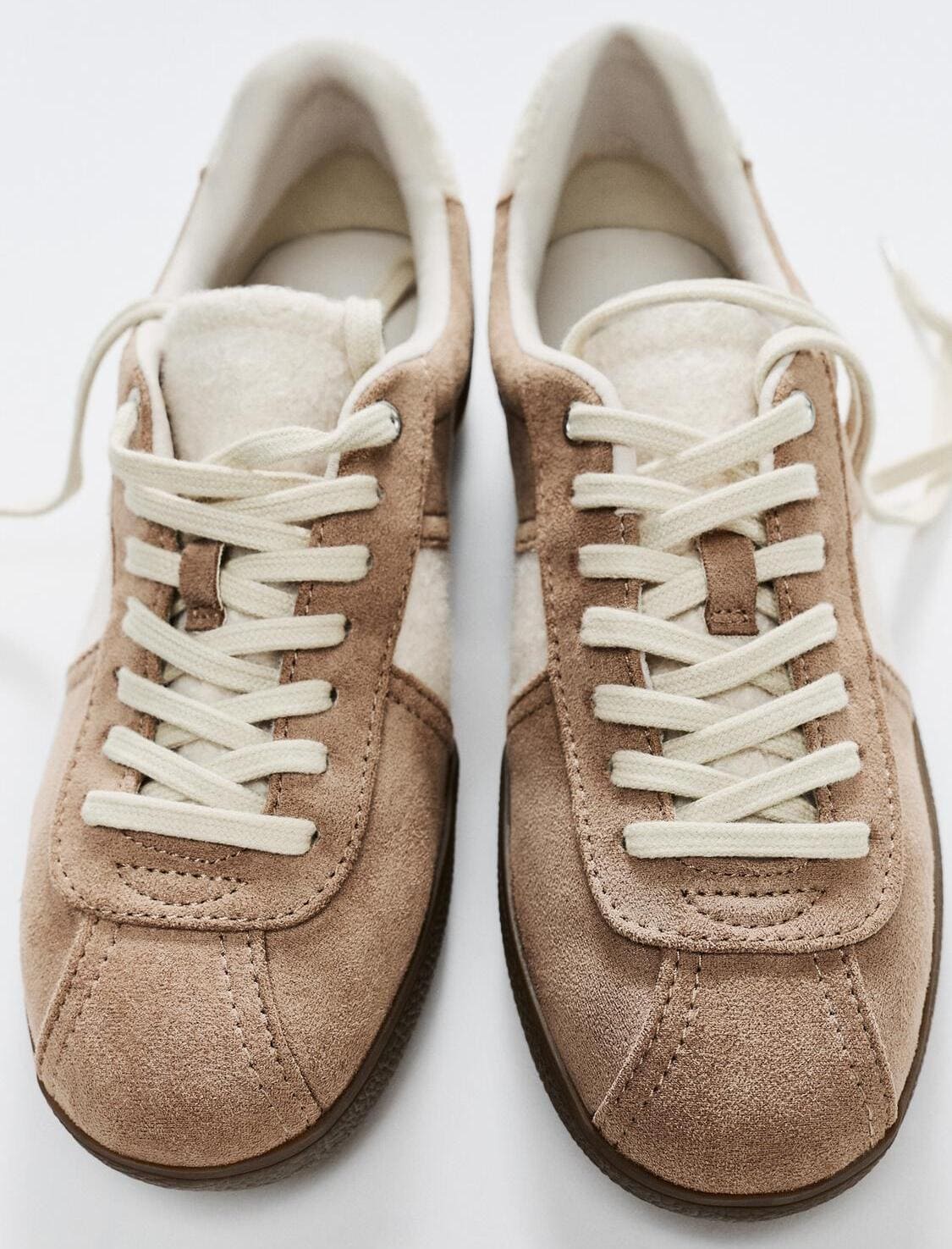 Las zapatillas deportivas bambas de color marrón de Zara