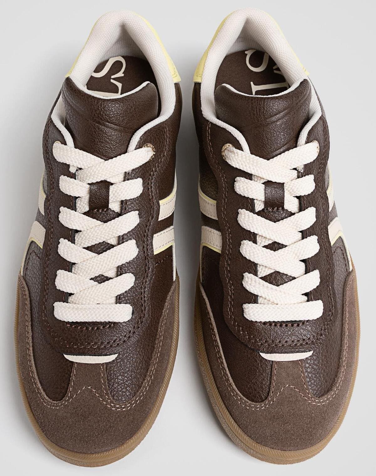 Las zapatillas retro en color marrón de Stradivarius