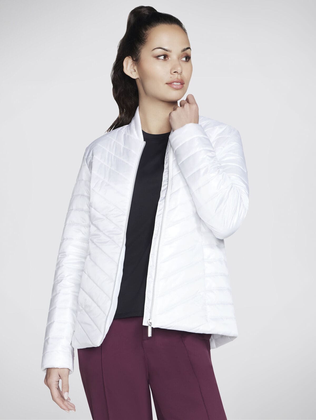 La chaqueta acolchada Go Shield Shine Jacket en color blanco de Skechers