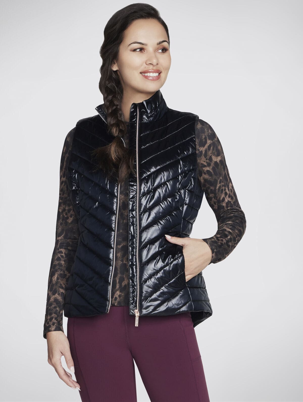 El chaleco Go Shield Shine Vest en color negro de Skechers