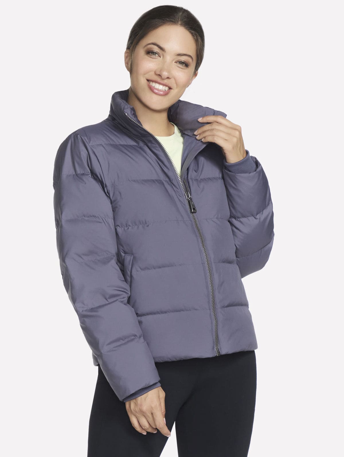 La chaqueta acolchada e impermeable Go Shield Jacket en color morado de Skechers