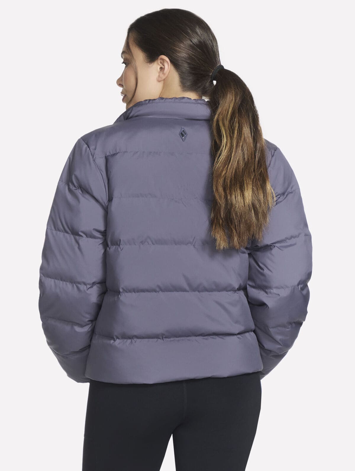 La chaqueta acolchada e impermeable Go Shield Jacket en color morado de Skechers