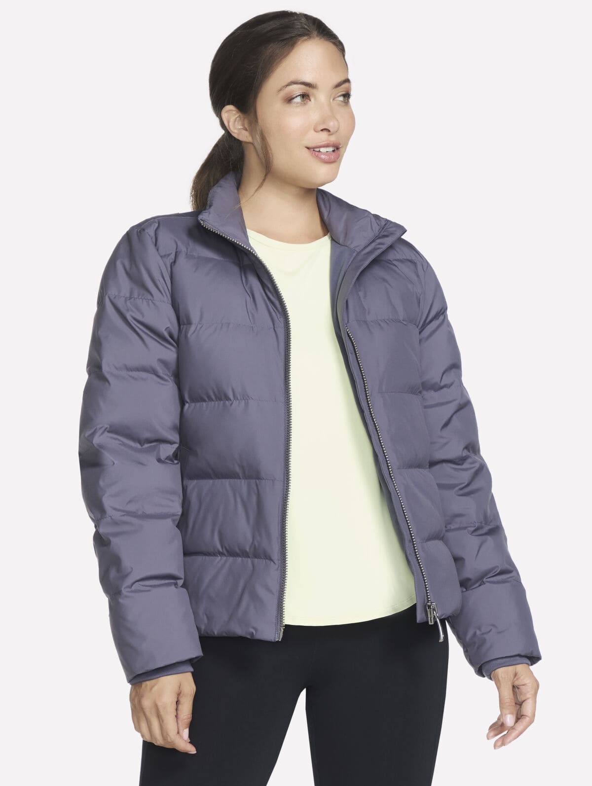 La chaqueta acolchada e impermeable Go Shield Jacket en color morado de Skechers