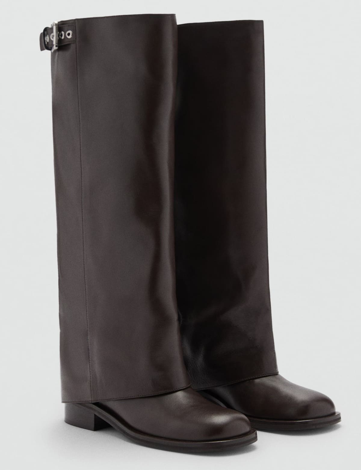 Las botas 100% de piel con hebilla en color marrón chocolate de Mango