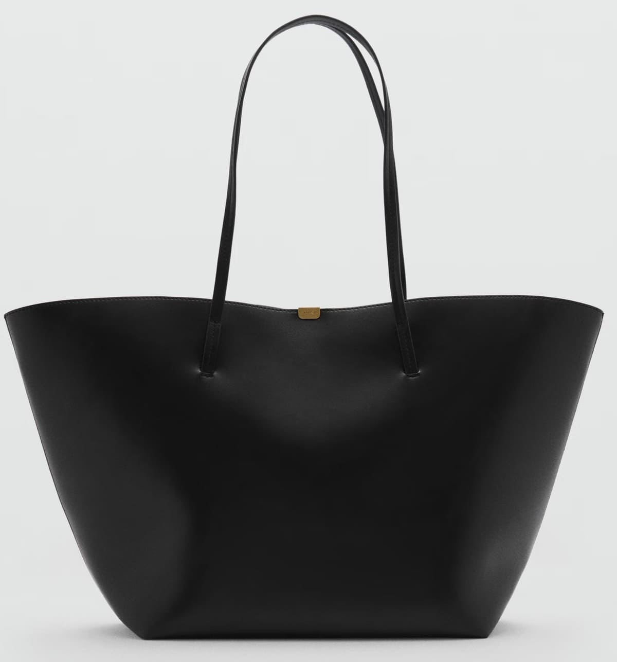 El bolso shopper con detalle metálico en color negro de Mango