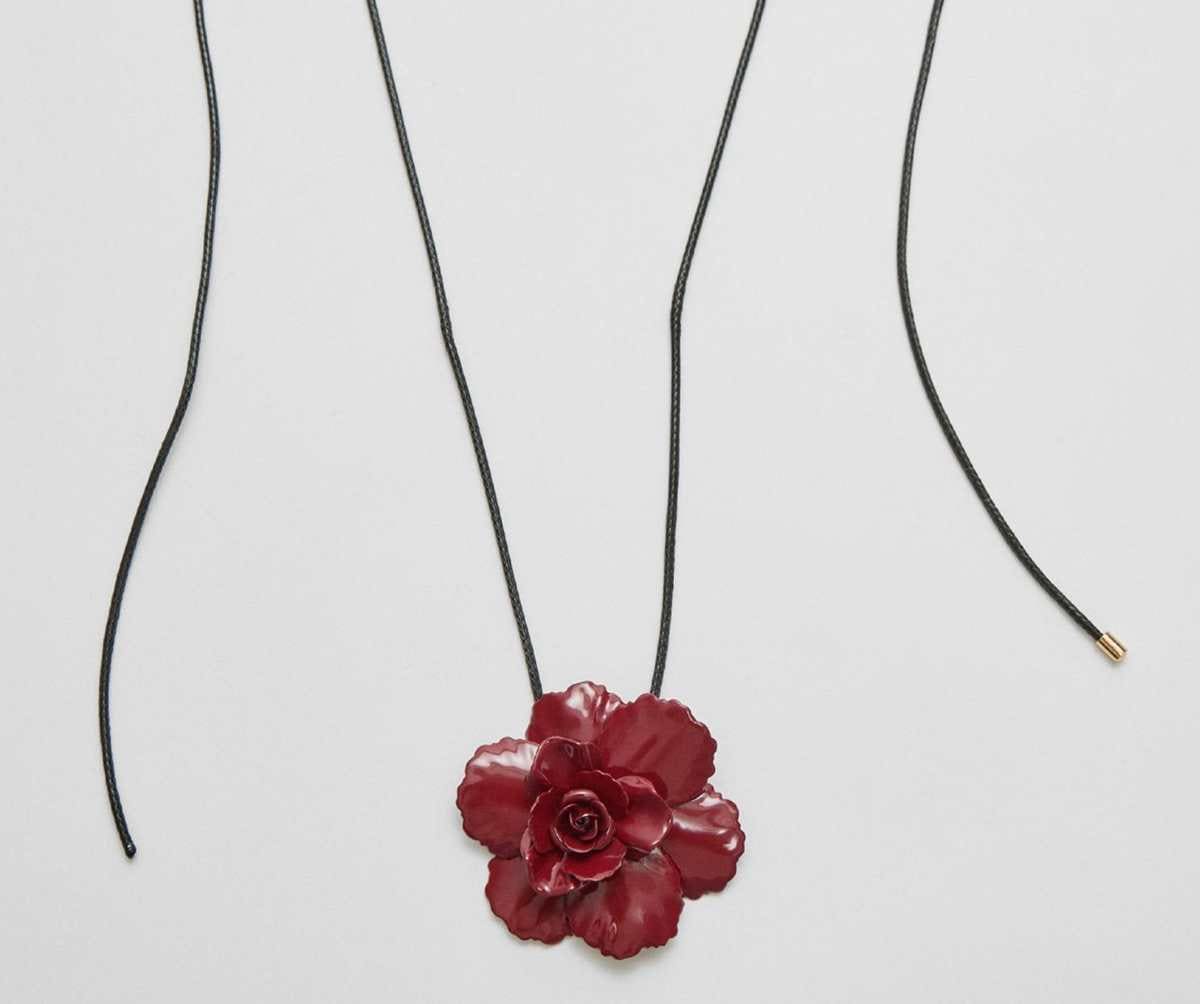 Collar cordón flor metálica de Stradivarius