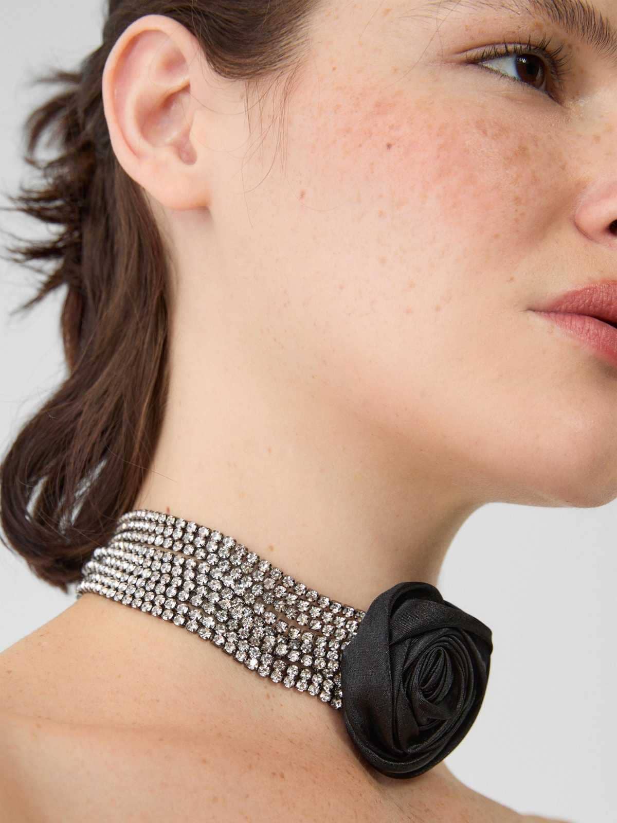 Collar rosa brillos de Stradivarius