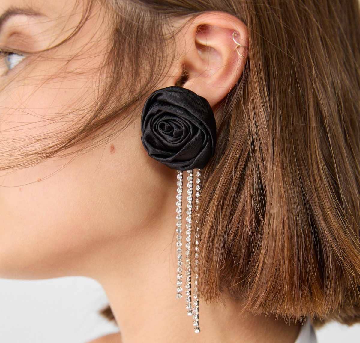 Pendiente rosa brillos de Stradivarius