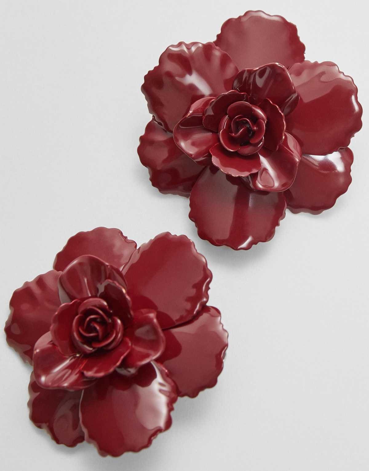 Pendiente flor metálica de Stradivarius