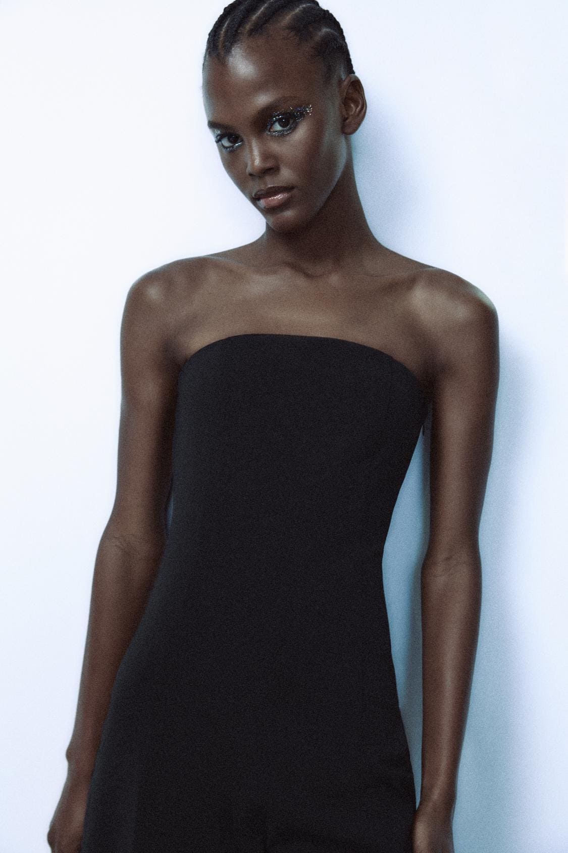 El mono largo de palabra de honor en color negro de Zara