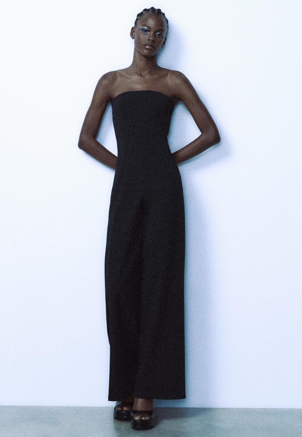 El mono largo de palabra de honor en color negro de Zara