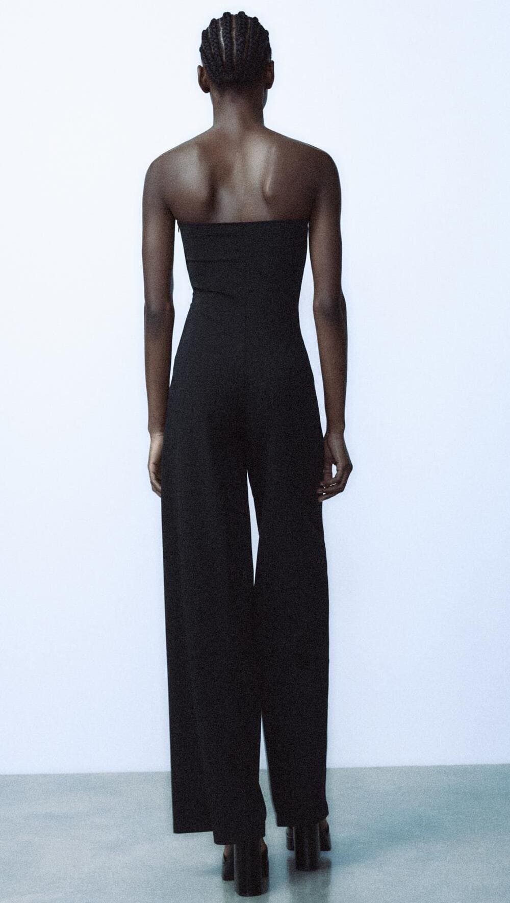 El mono largo de palabra de honor en color negro de Zara