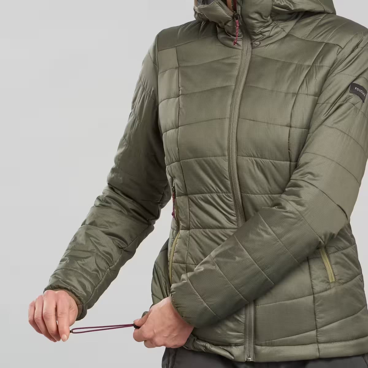 La chaqueta acolchada para montaña y trekking con capucha Forclaz MT100 de Decathlon