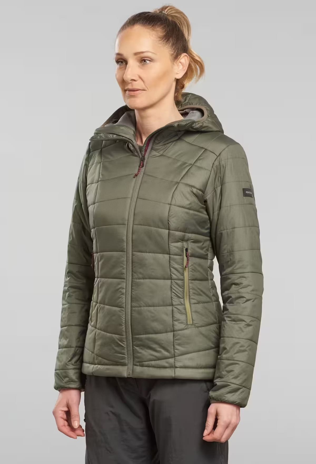 La chaqueta acolchada para montaña y trekking con capucha Forclaz MT100 de Decathlon