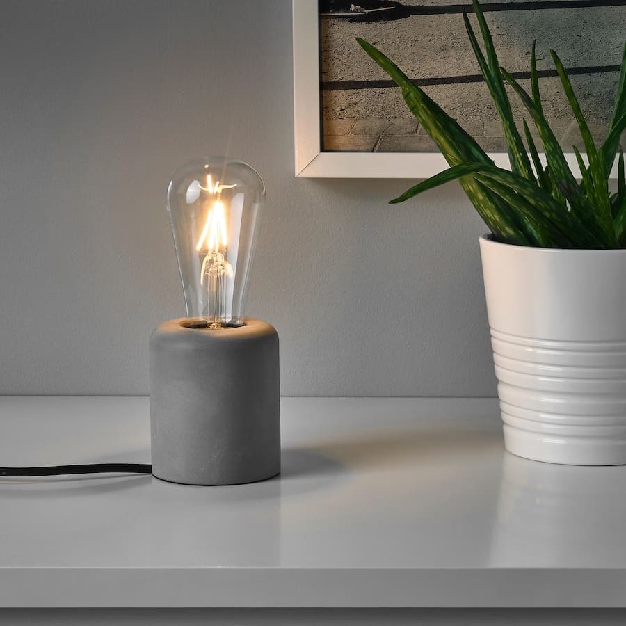 La lámpara de mesa con forma de piedra RÅSEGEL en color gris de Ikea