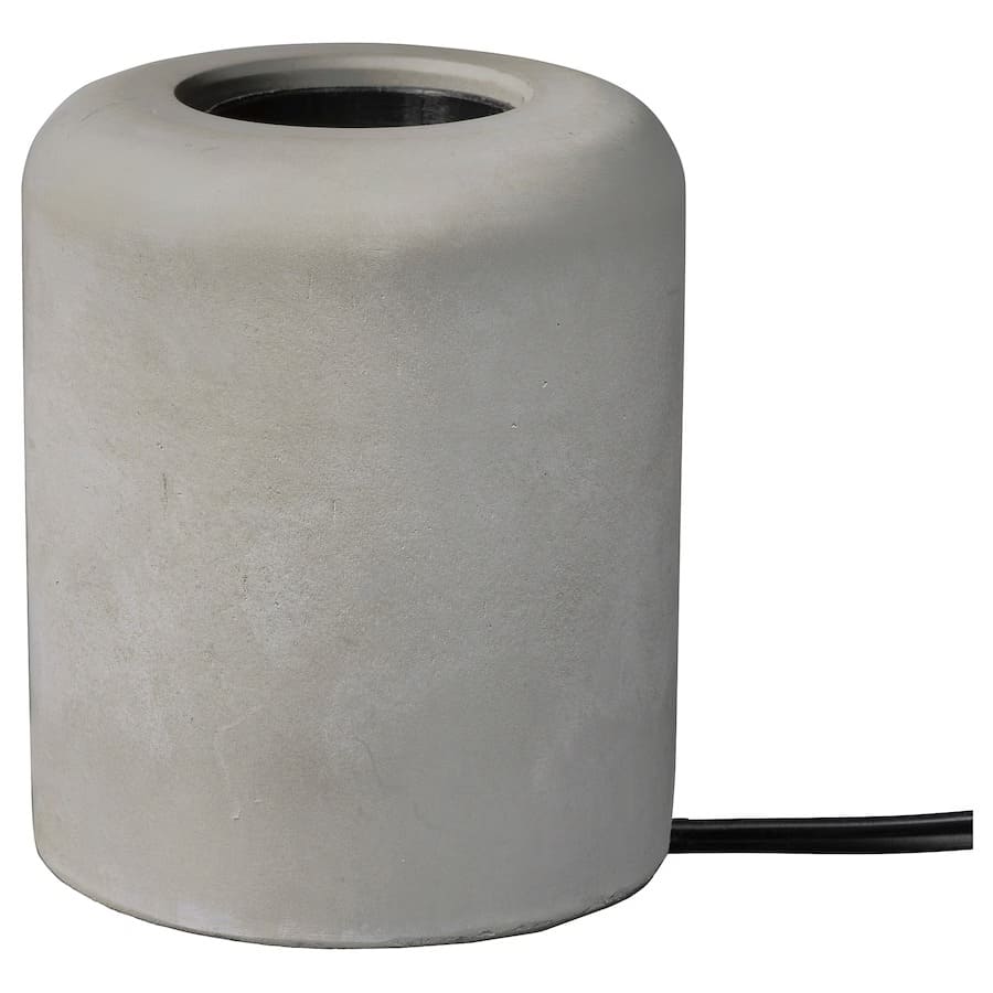 La lámpara de mesa con forma de piedra RÅSEGEL en color gris de Ikea