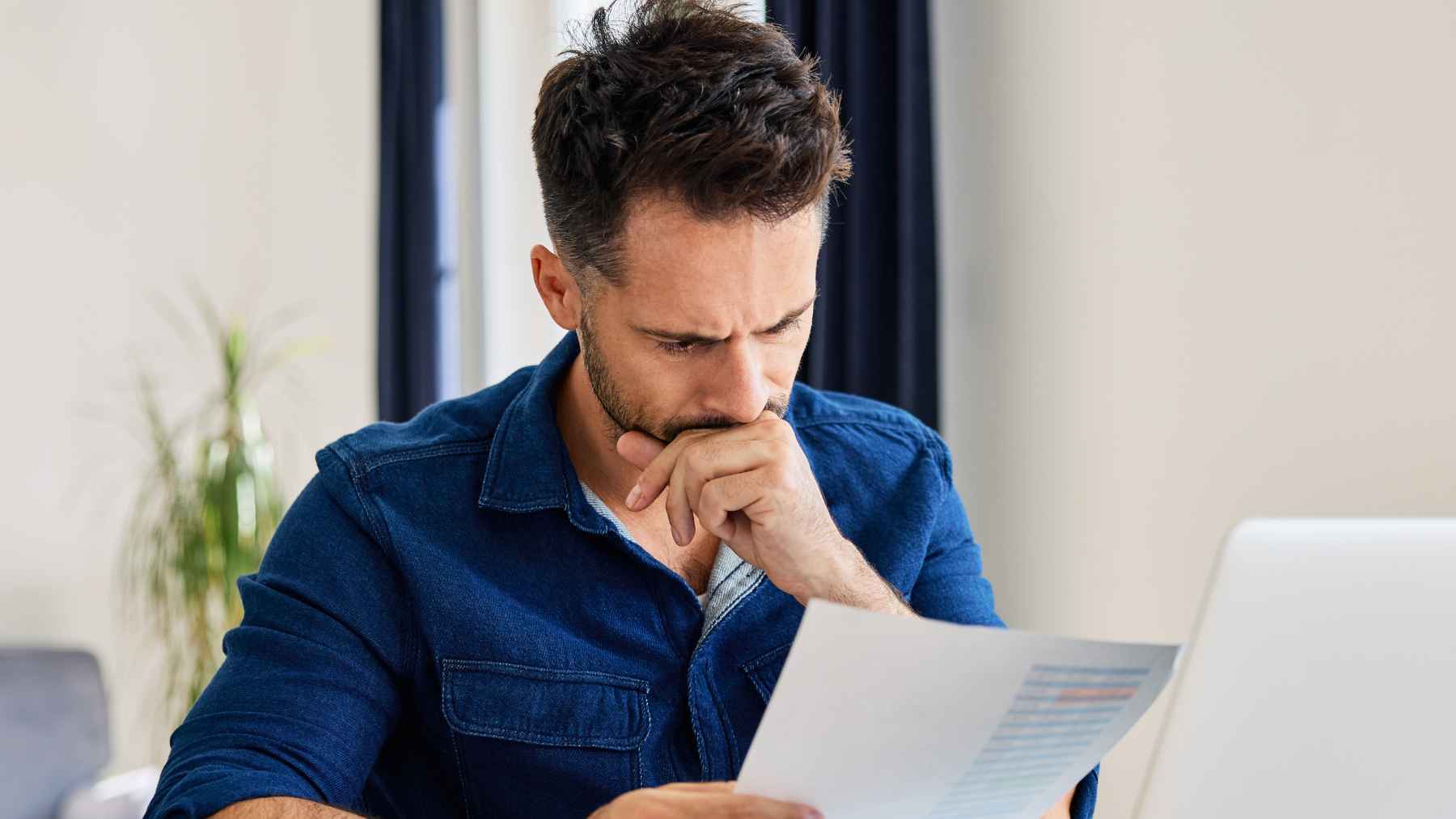 Un futuro pensionista preocupado por el estado de su pensión de jubilación de la Seguridad Social