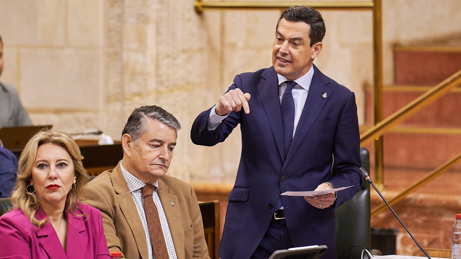 Juanma Moreno, durante la celebración del último pleno en el Parlamento de Andalucía
