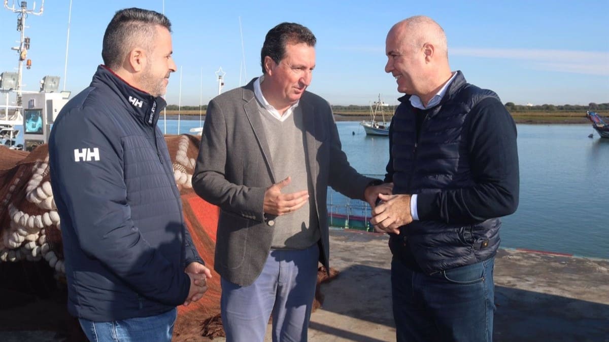 El vicesecretario de Agricultura, Pesca, Agua y Desarrollo Sostenible del PP de Andalucía, José Carlos Álvarez, en Punta Umbría (Huelva), junto al presidente del PP de Huelva, Manuel Andrés González.