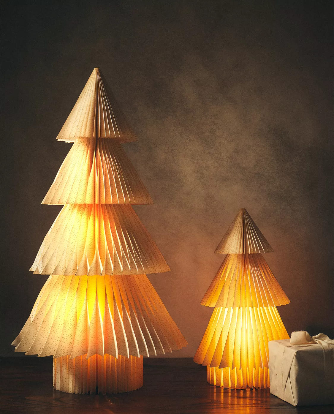 Árbol de navidad de papel con luz y sistema desplegable
