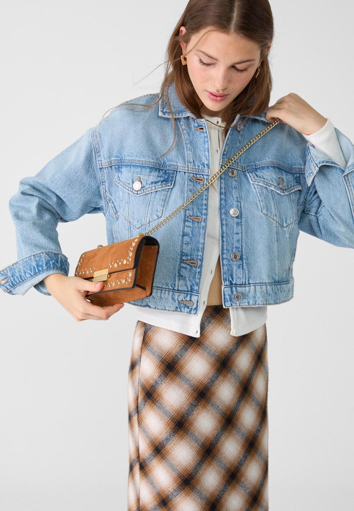 Bolso bandolera con tachas decorativas y asa de cadena