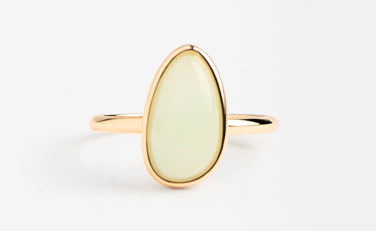 Anillo con piedra ovalada