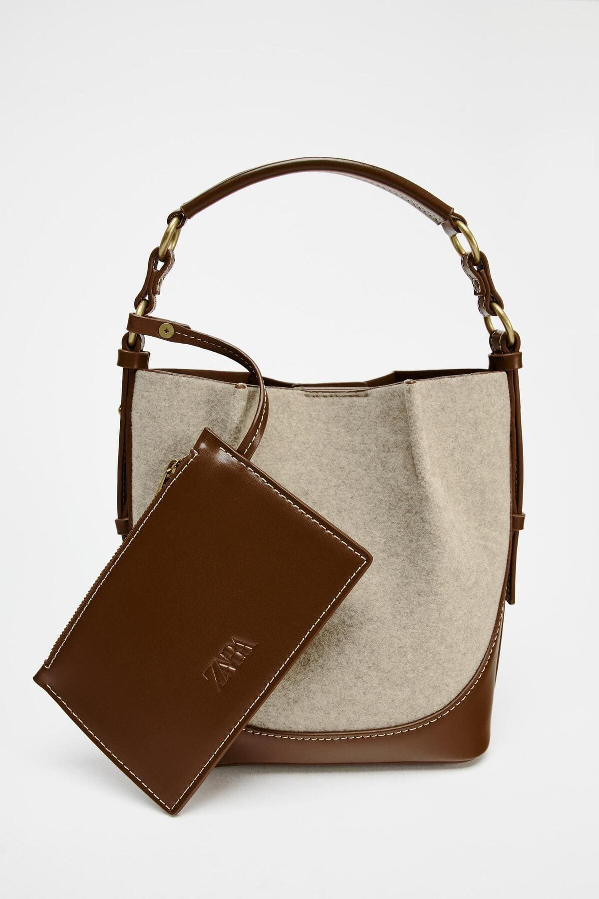 Bolso saca con detalles de pespunte