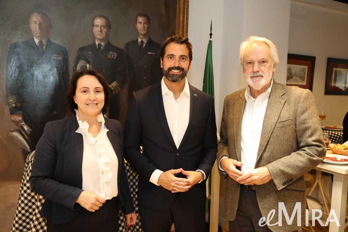 Nela García, Jaime Núñez y Agustín Muñoz posan juntos en el Casino Jerezano