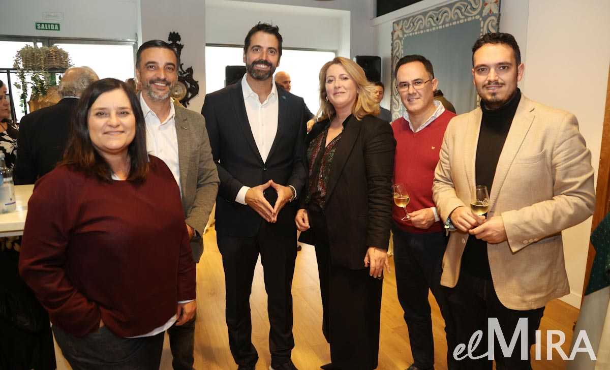 José Antonio Díaz, Dionisio Díaz Jesús Alba y compañeras de la corporación local del PSOE Jerez junto a Jaime Núñez, CEO del Grupo MIRA