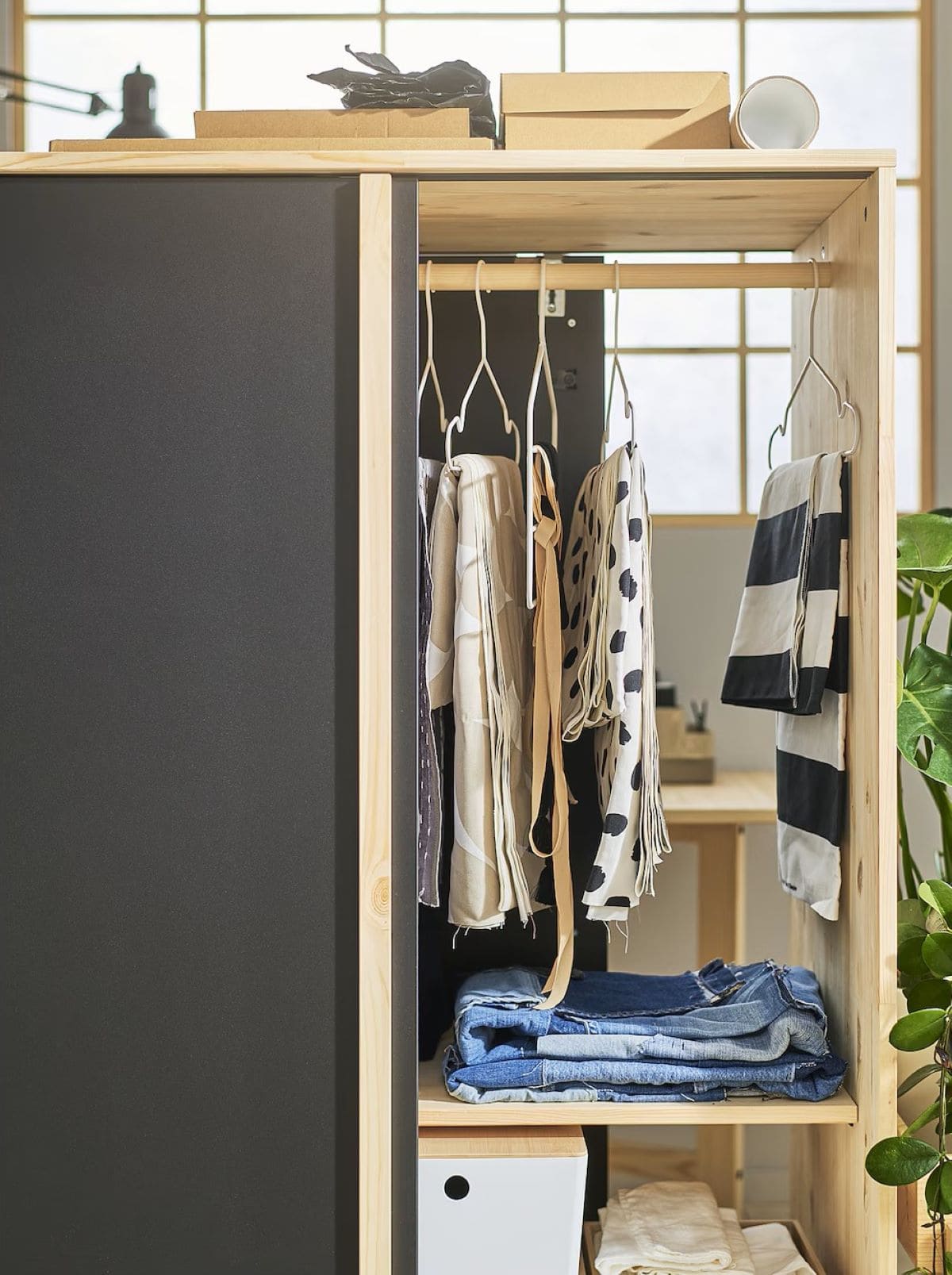 Armario con 3 puertas correderas de la serie GLAMBERGET de Ikea