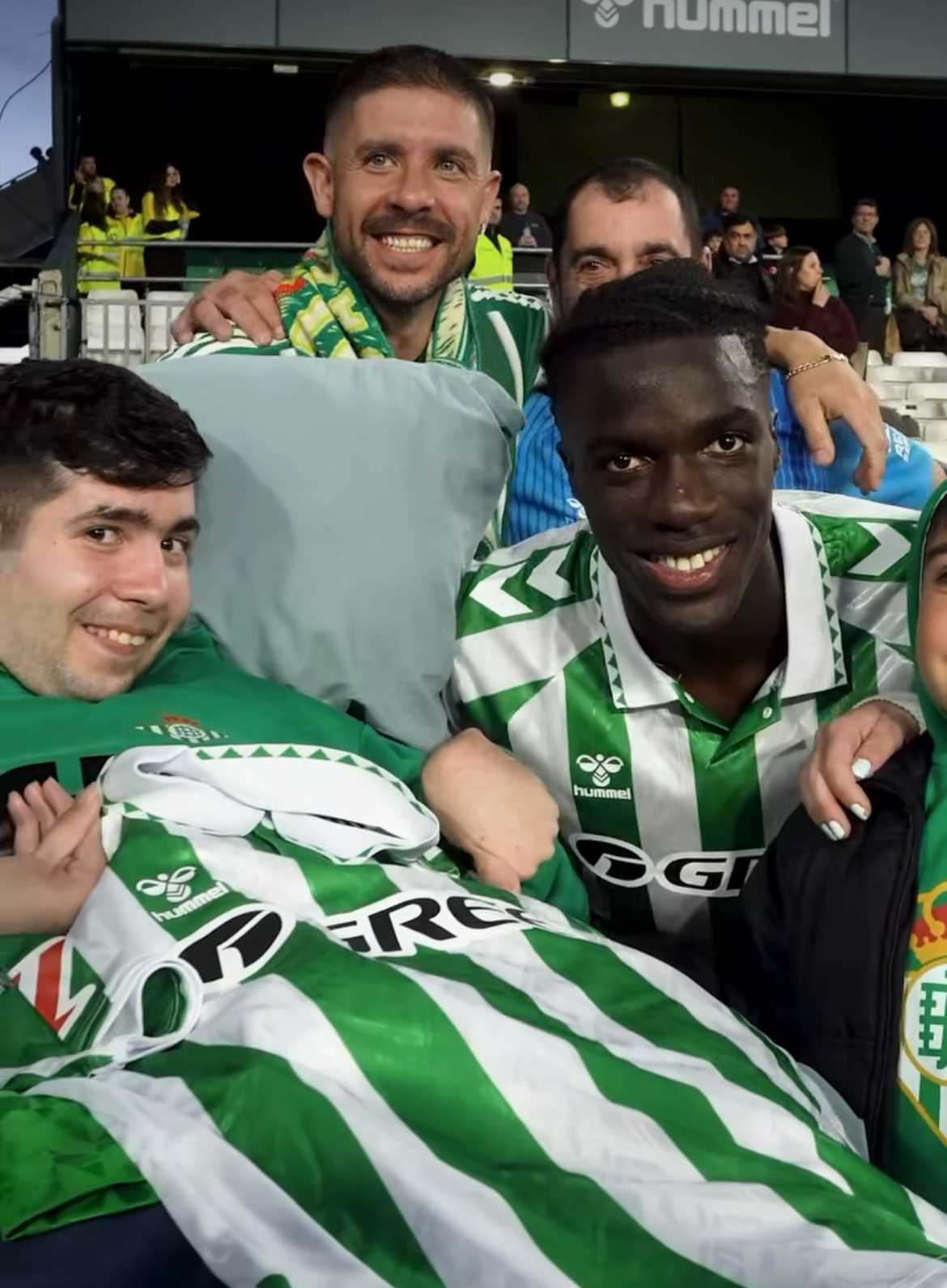 Assane Diao junto a Antonio en el Benito Villamarín | @RBetisFundacion